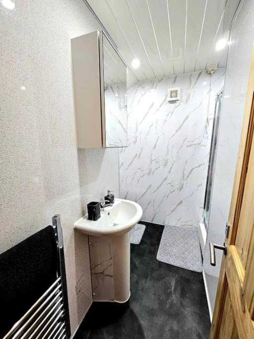 Spacious Haven With Free Parking Holiday home *