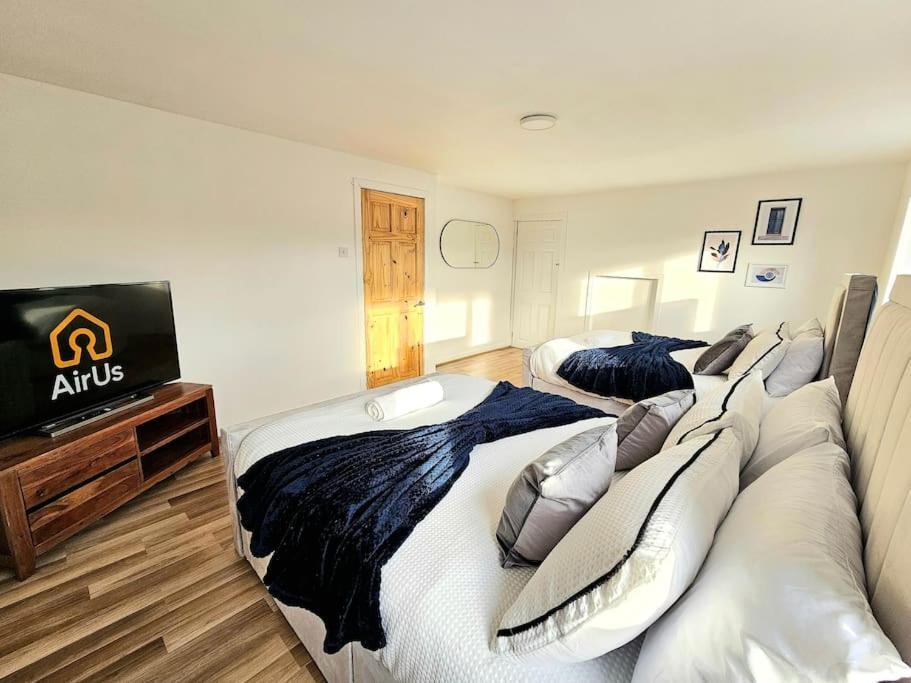 Spacious Haven With Free Parking