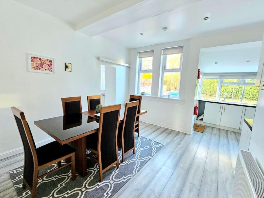 Spacious Haven With Free Parking Holiday home