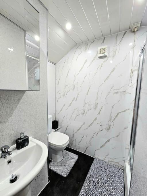Spacious Haven With Free Parking Holiday home *