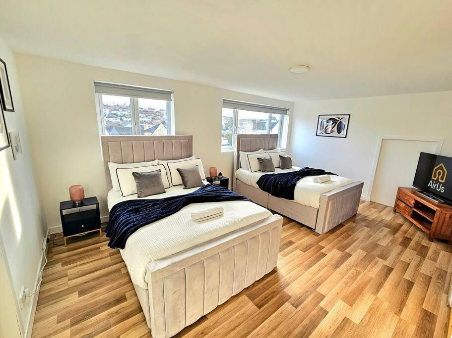 Spacious Haven With Free Parking *