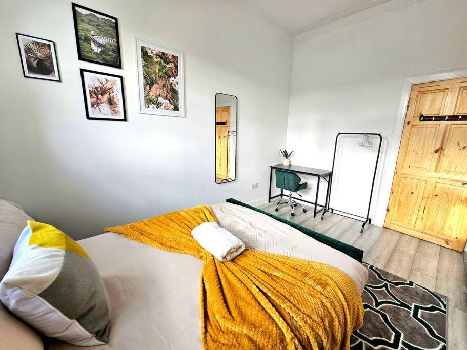 Holiday home Spacious Haven With Free Parking *