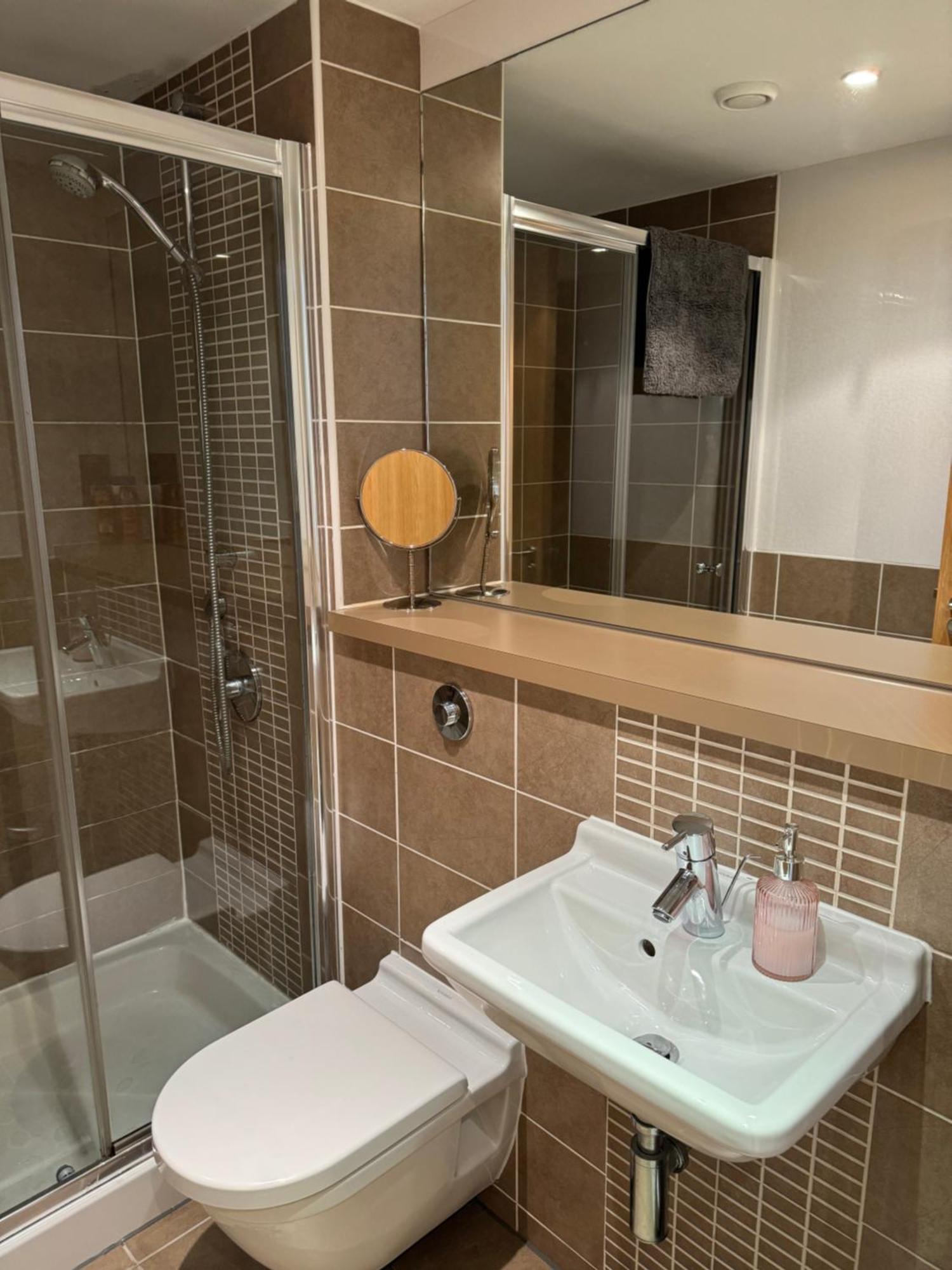 Merchant Luxury 2 Bedroom With Secure Parking Available On Request * Glasgow