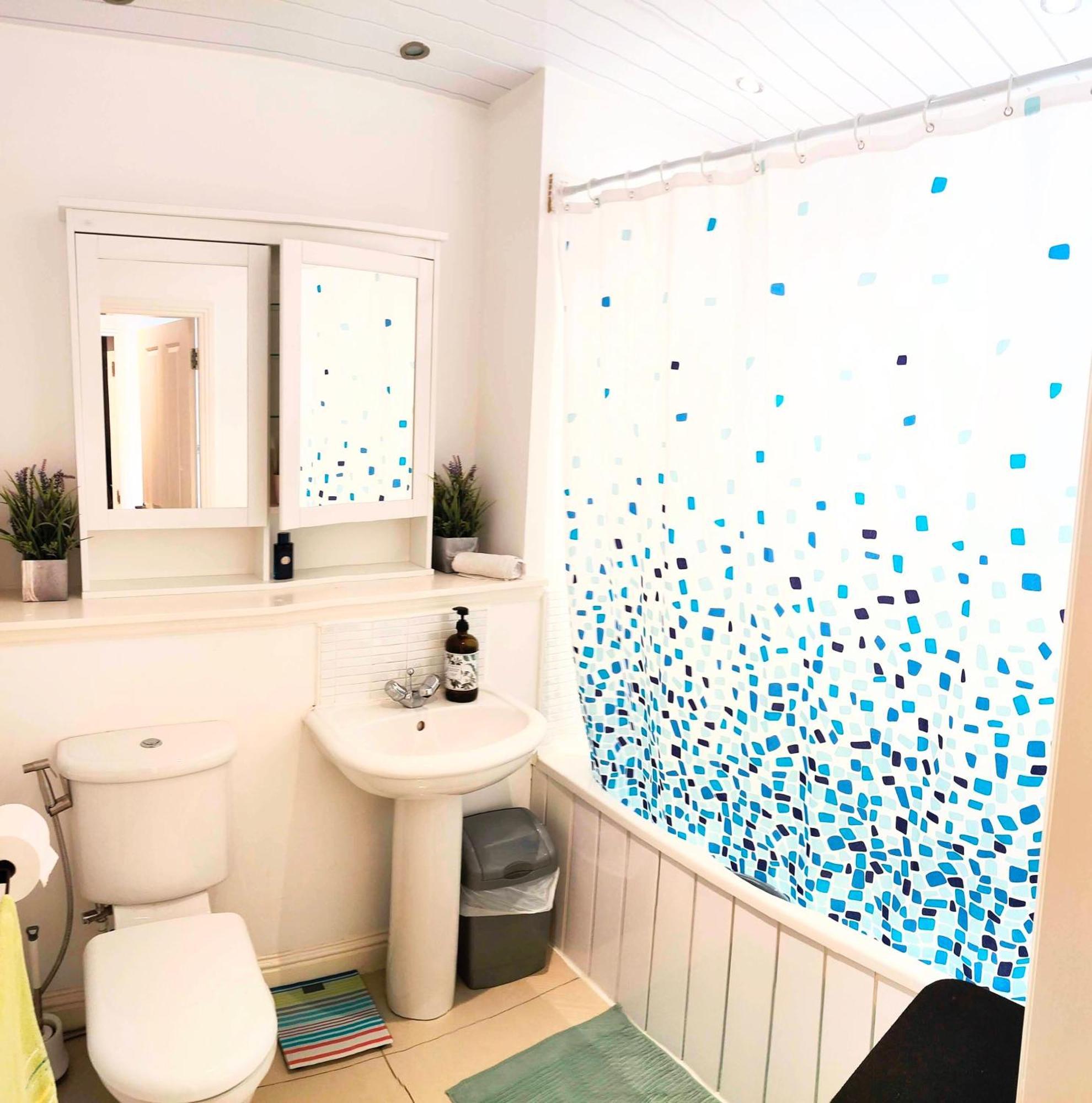 La Casita, Your Away From - Free Parking Apartment *
