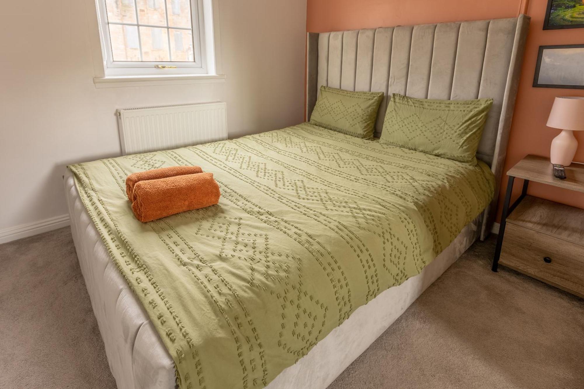Ideal 3 Bed In With Free Parking * Glasgow