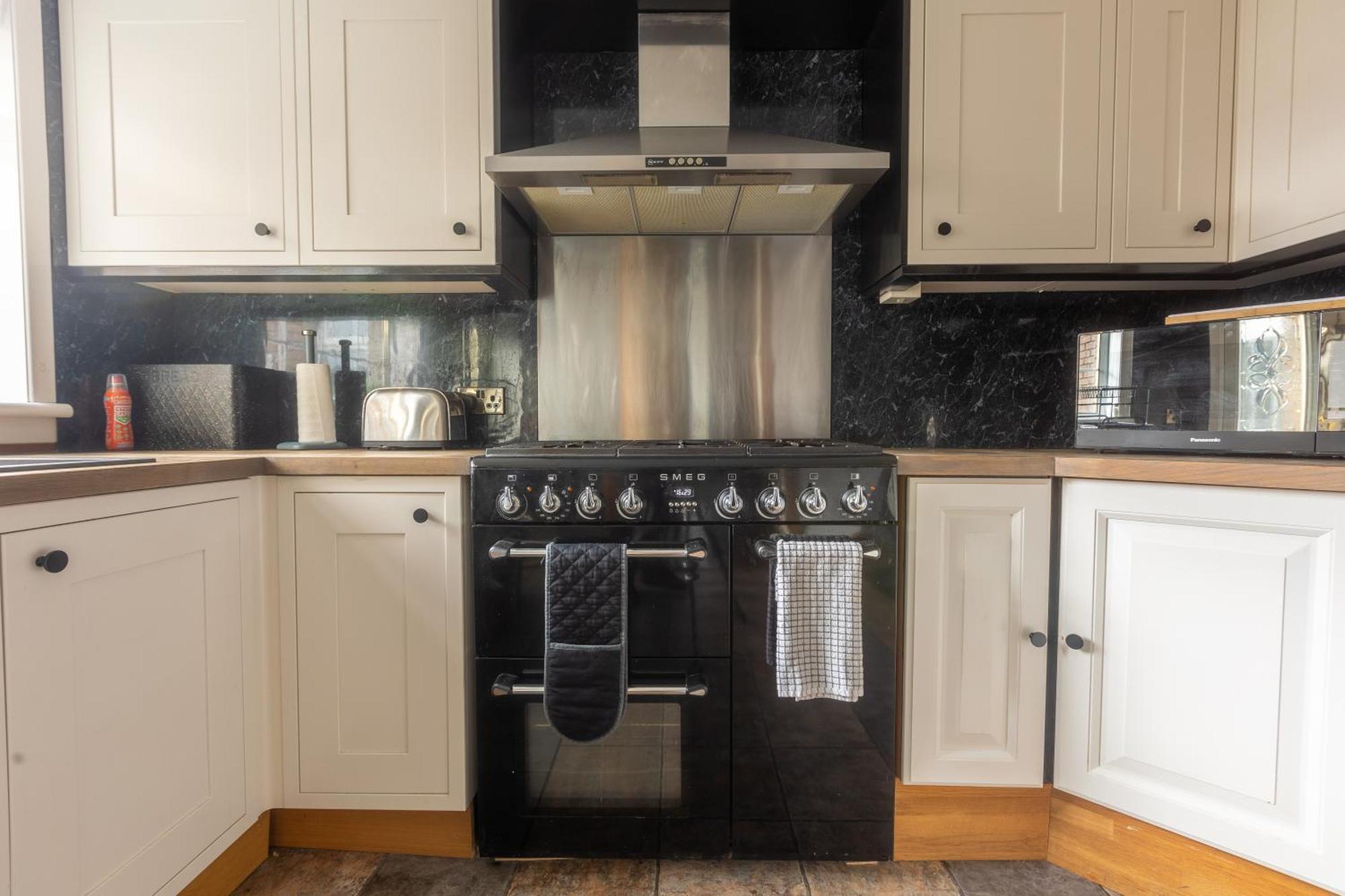 Ideal 3 Bed In With Free Parking * Glasgow