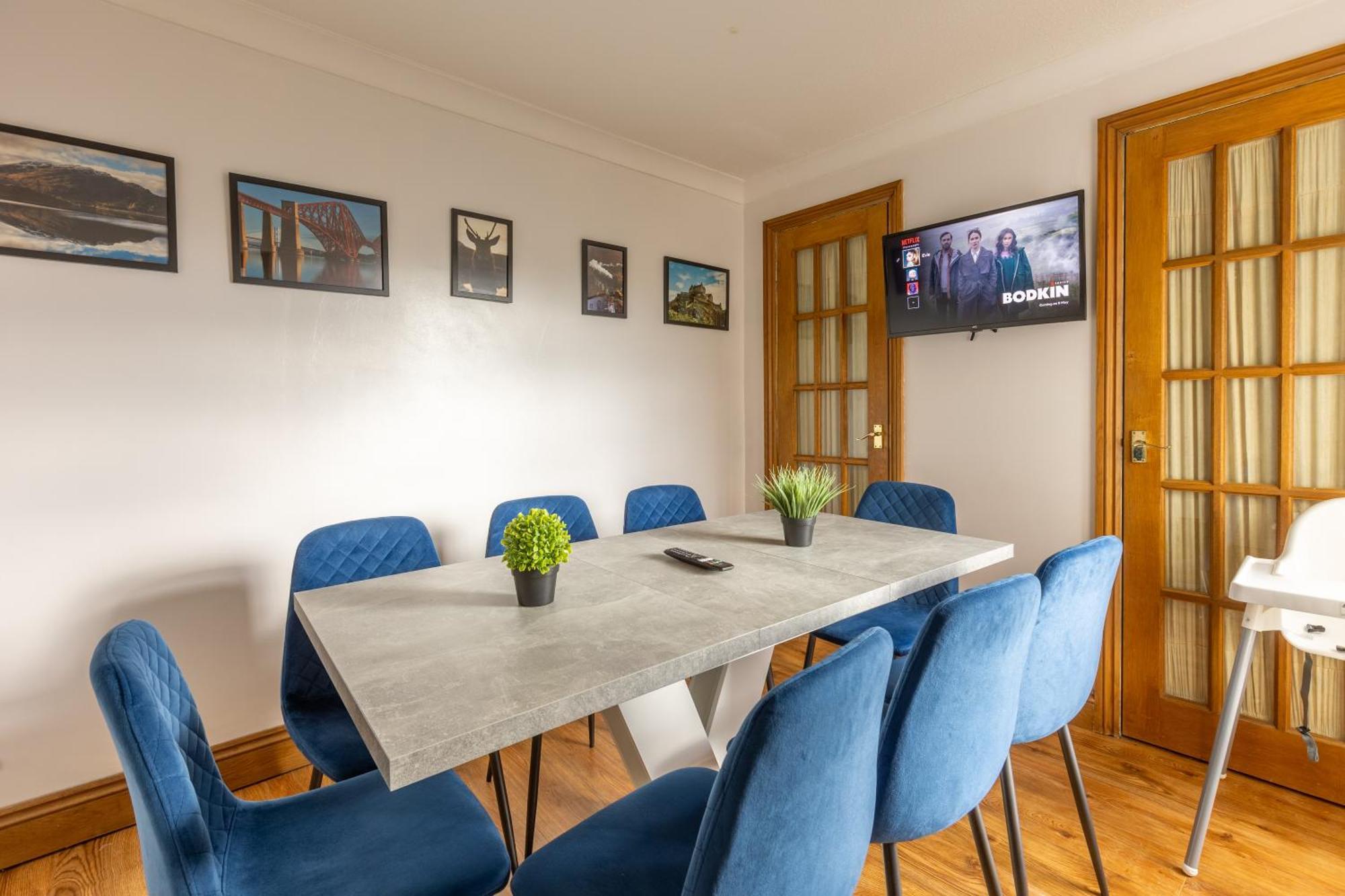 Ideal 3 Bed In With Free Parking Holiday home *