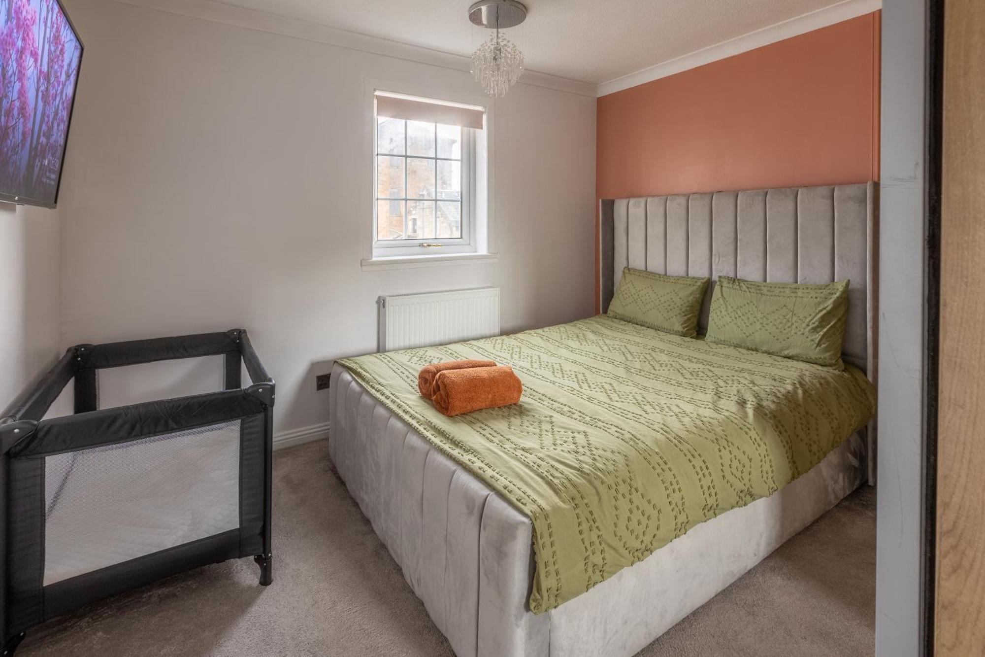 Ideal 3 Bed In With Free Parking Glasgow