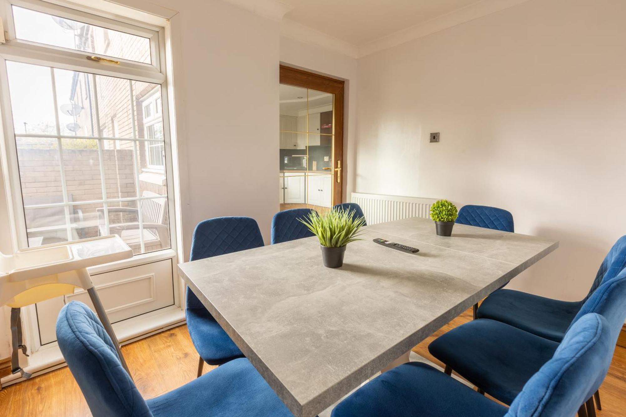 Ideal 3 Bed In With Free Parking Glasgow