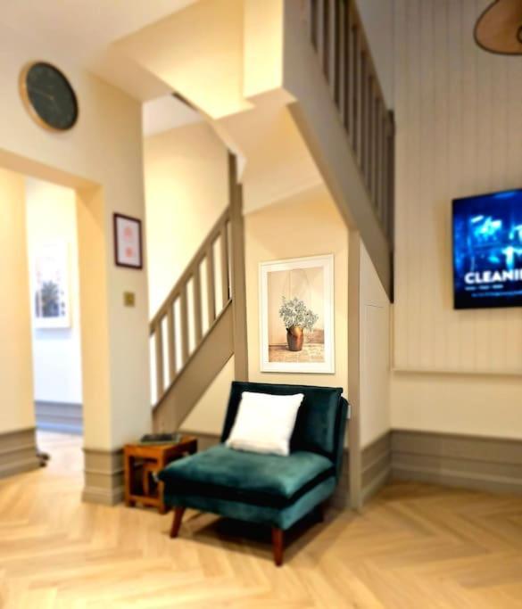 Newly Renovated Gem - Free Parking & Modern Comfort * Glasgow