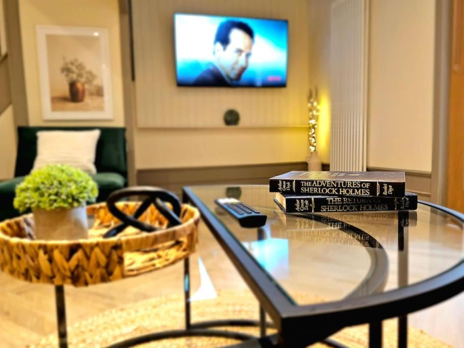 Newly Renovated Gem - Free Parking & Modern Comfort Holiday home