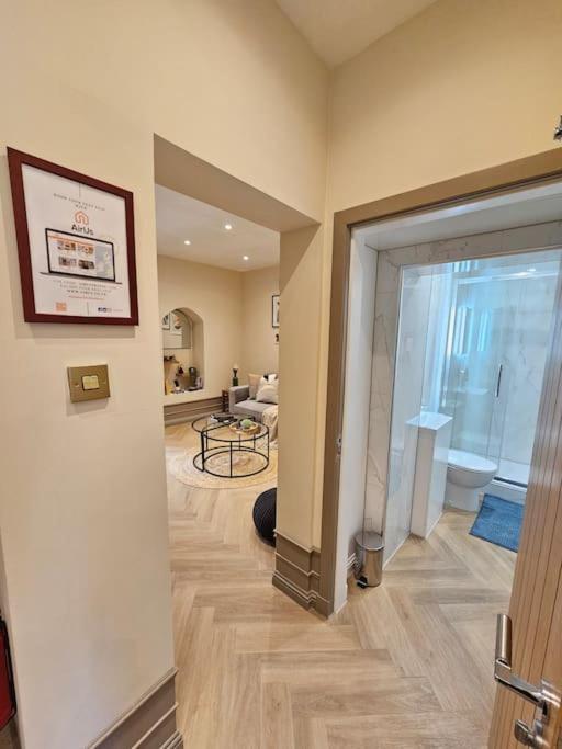 Newly Renovated Gem - Free Parking & Modern Comfort Holiday home Glasgow