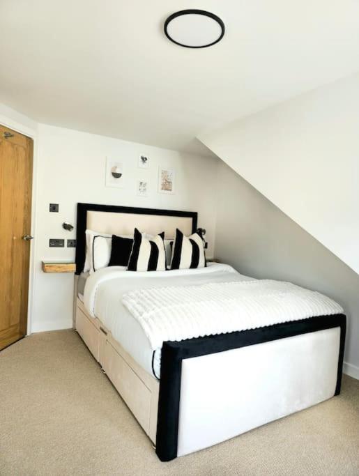 Newly Renovated Gem - Free Parking & Modern Comfort Holiday home