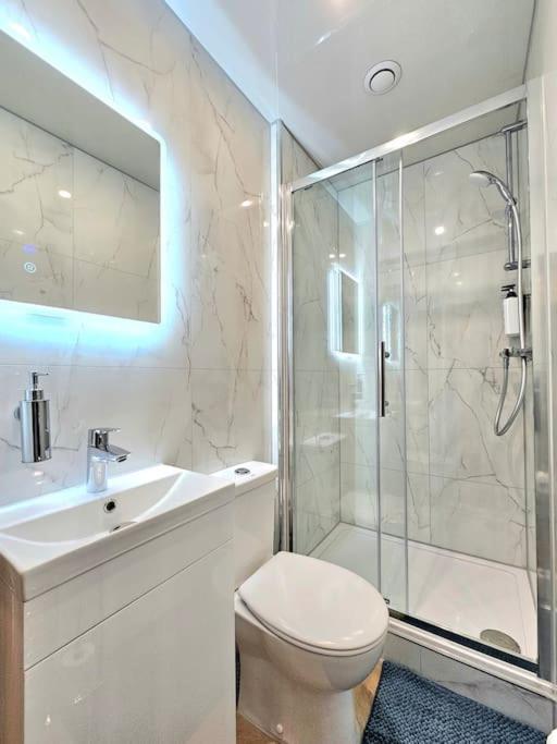 Newly Renovated Gem - Free Parking & Modern Comfort Holiday home Glasgow