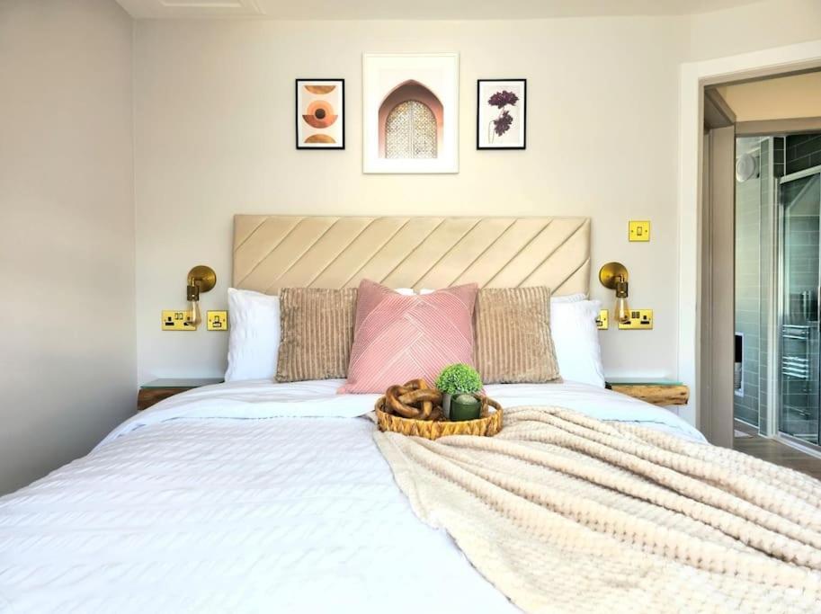 Newly Renovated Gem - Free Parking & Modern Comfort Holiday home