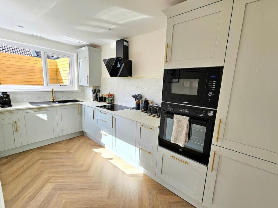 Holiday home Newly Renovated Gem - Free Parking & Modern Comfort