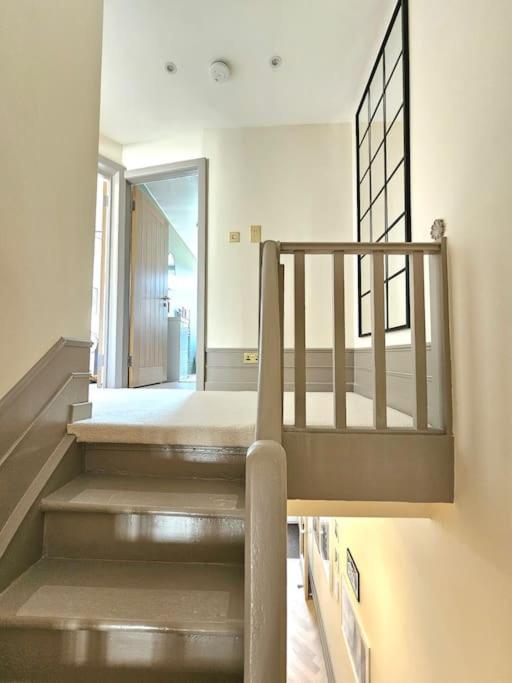 Newly Renovated Gem - Free Parking & Modern Comfort Holiday home *