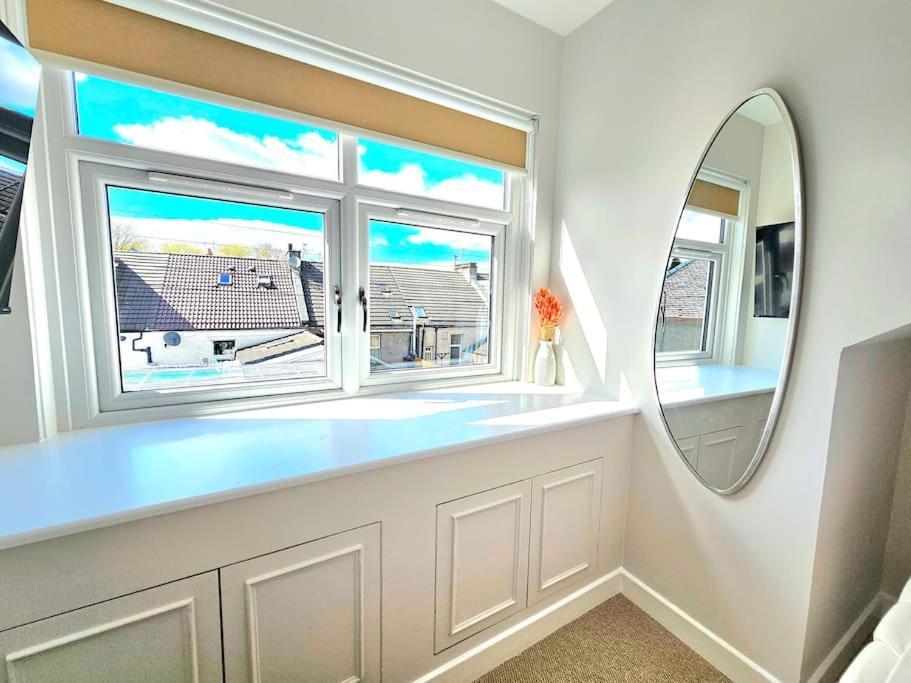 Newly Renovated Gem - Free Parking & Modern Comfort Holiday home Glasgow