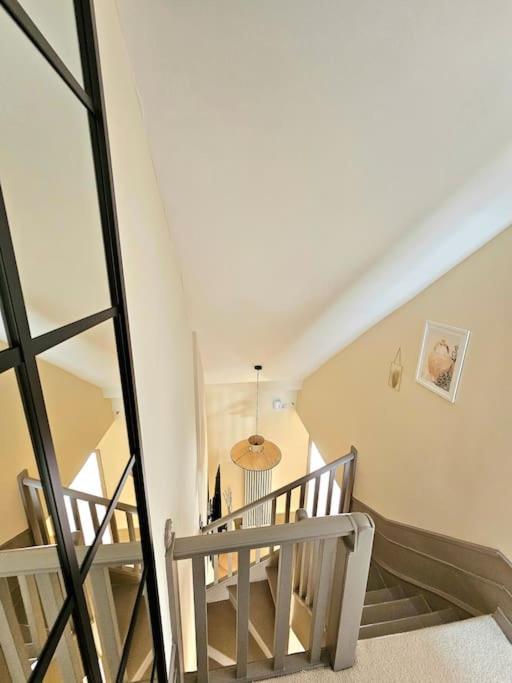 Newly Renovated Gem - Free Parking & Modern Comfort Glasgow