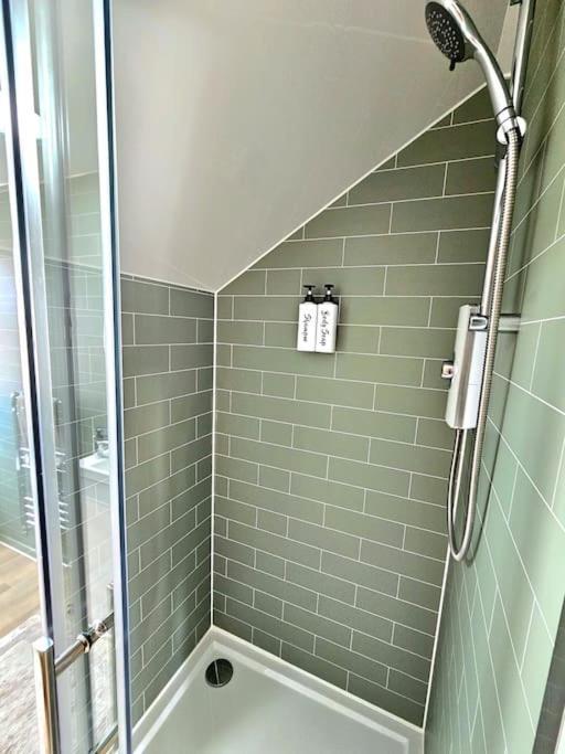 Newly Renovated Gem - Free Parking & Modern Comfort Holiday home