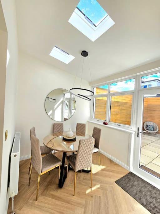 Holiday home Newly Renovated Gem - Free Parking & Modern Comfort