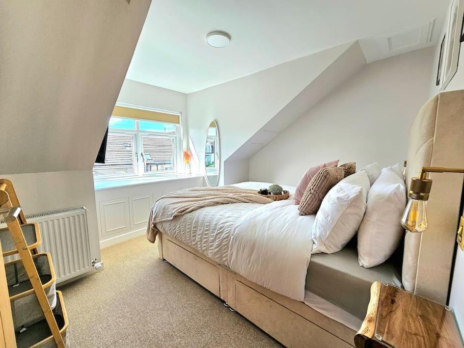 Newly Renovated Gem - Free Parking & Modern Comfort Holiday home *