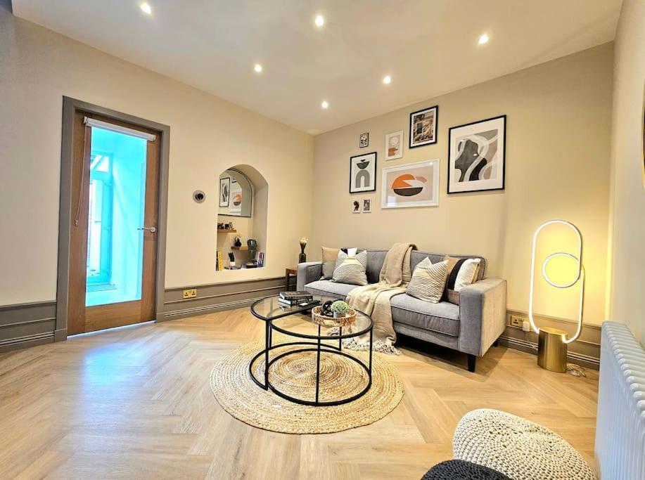 Holiday home Newly Renovated Gem - Free Parking & Modern Comfort Glasgow