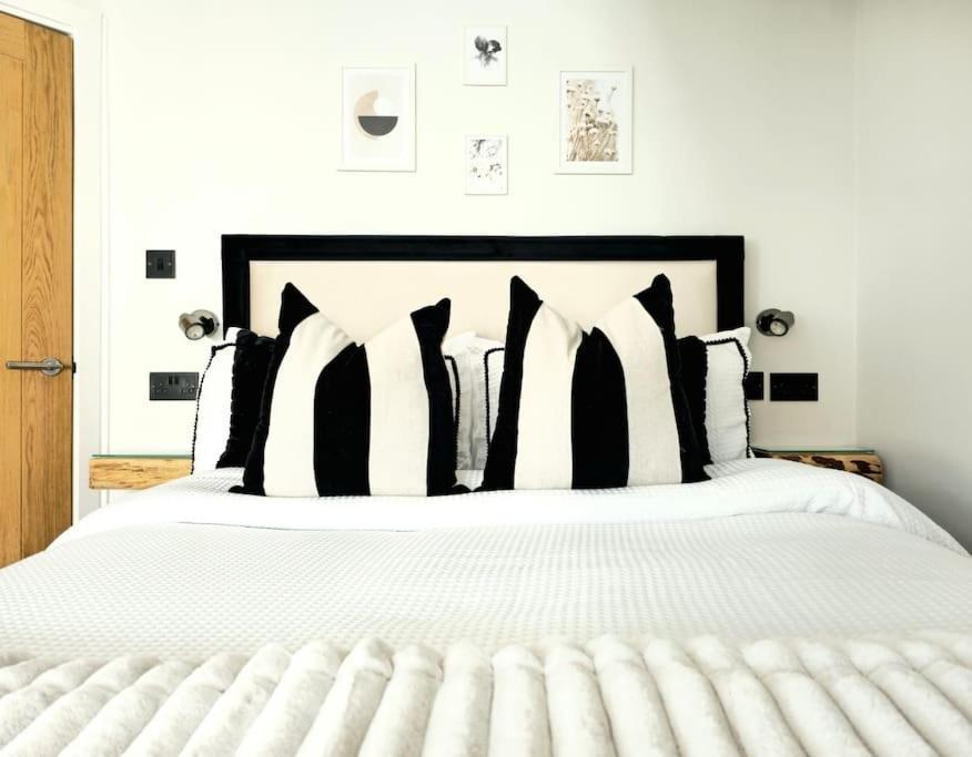 Newly Renovated Gem - Free Parking & Modern Comfort *