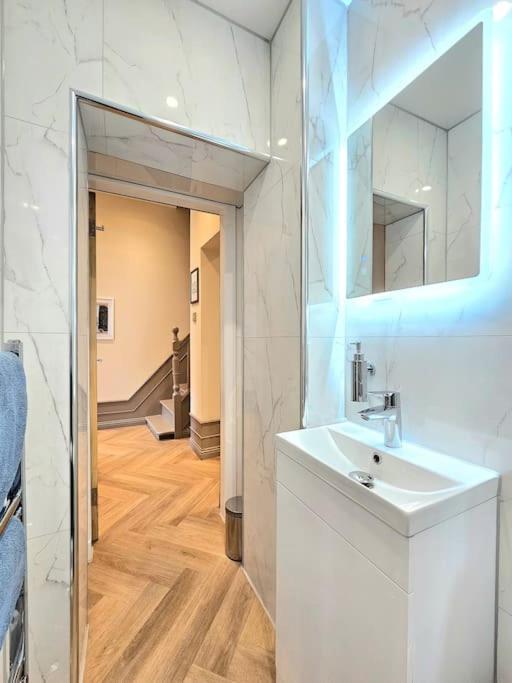 Newly Renovated Gem - Free Parking & Modern Comfort Holiday home