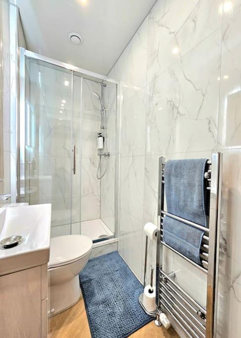 Newly Renovated Gem - Free Parking & Modern Comfort Holiday home *