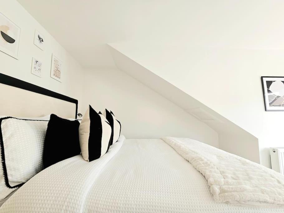 Holiday home Newly Renovated Gem - Free Parking & Modern Comfort *