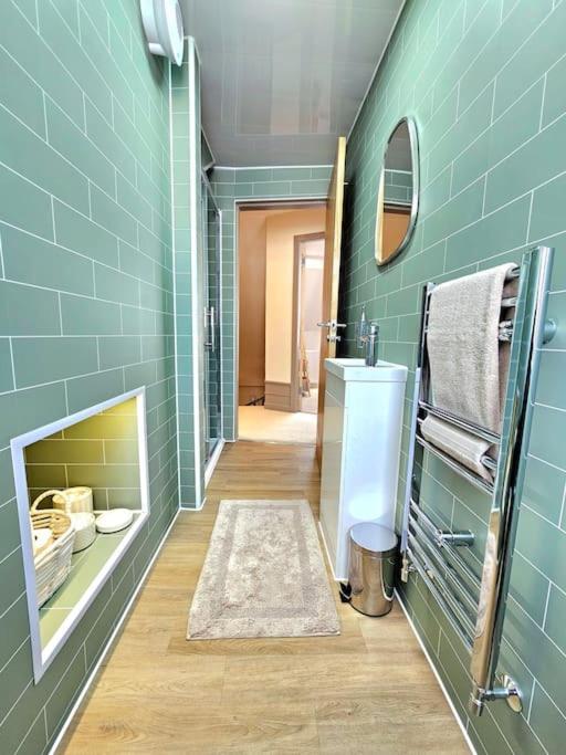 Newly Renovated Gem - Free Parking & Modern Comfort * Glasgow