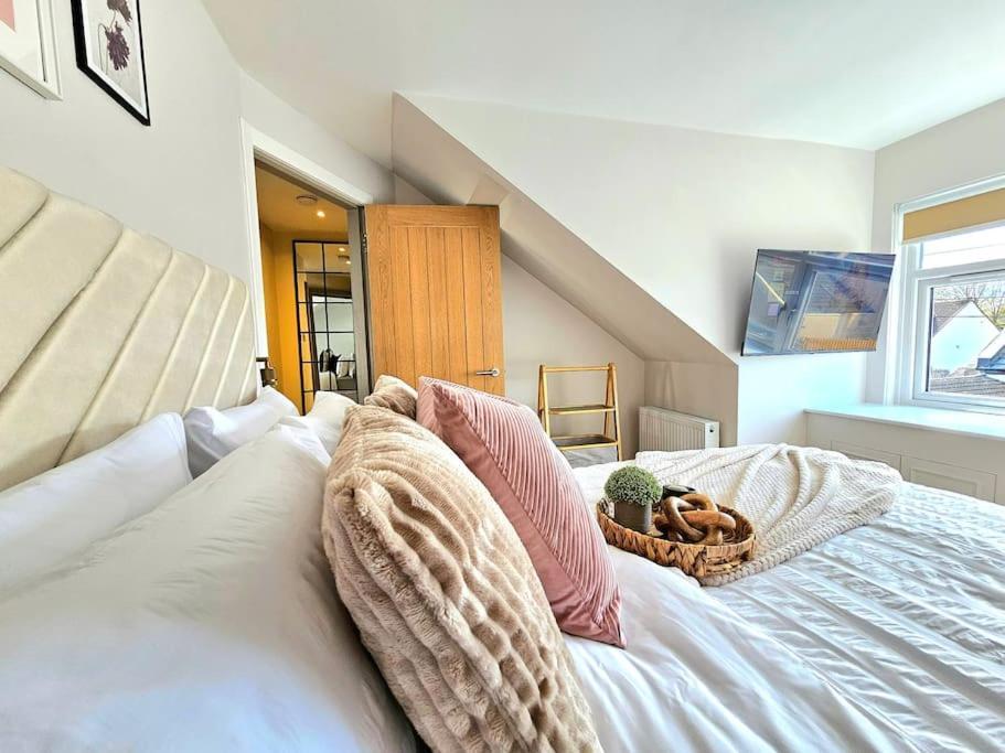 Newly Renovated Gem - Free Parking & Modern Comfort Holiday home