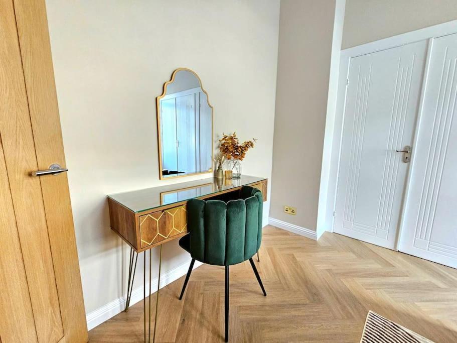 Newly Renovated Gem - Free Parking & Modern Comfort Holiday home Glasgow