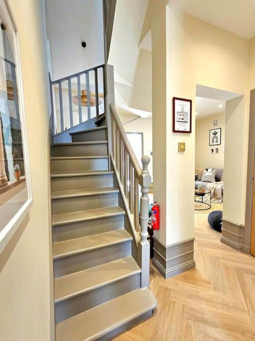 Newly Renovated Gem - Free Parking & Modern Comfort Glasgow