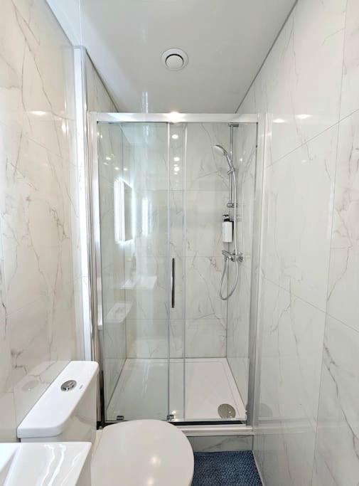 Holiday home Newly Renovated Gem - Free Parking & Modern Comfort *