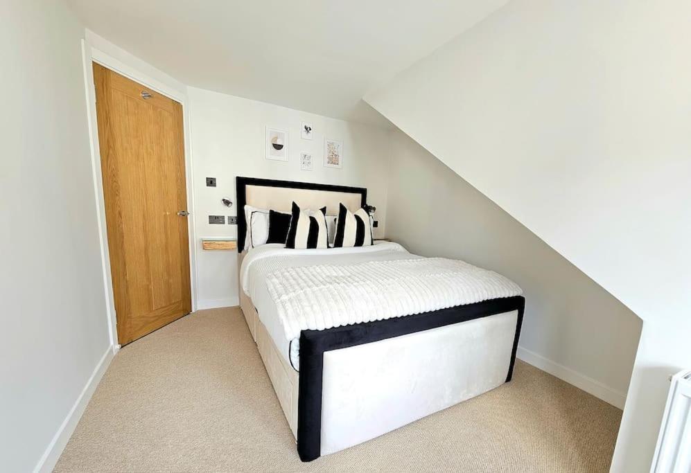 Newly Renovated Gem - Free Parking & Modern Comfort Glasgow