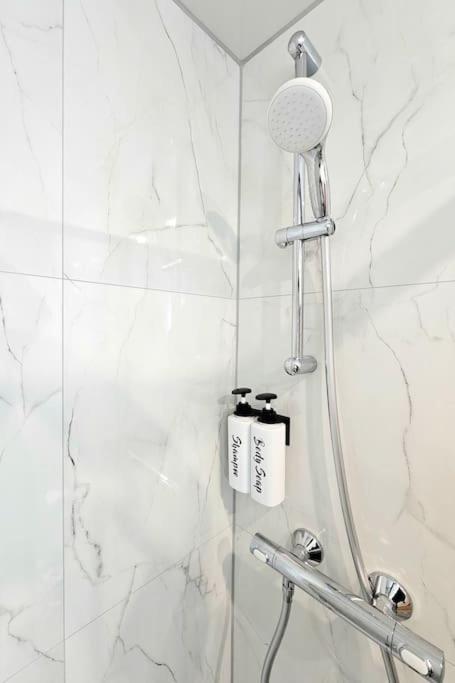 Newly Renovated Gem - Free Parking & Modern Comfort Holiday home *
