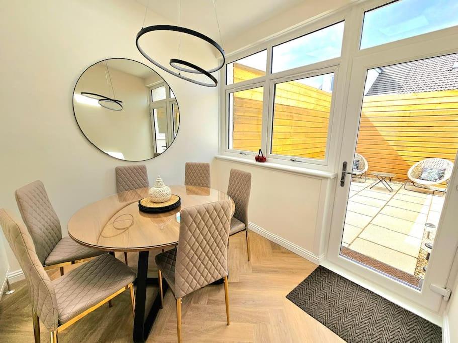 Newly Renovated Gem - Free Parking & Modern Comfort Holiday home Glasgow