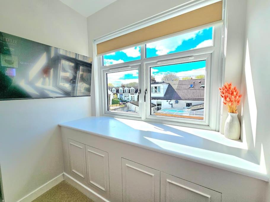 Holiday home Newly Renovated Gem - Free Parking & Modern Comfort Glasgow