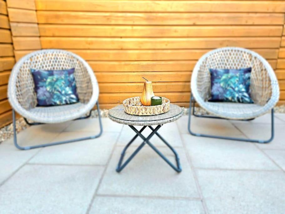 Newly Renovated Gem - Free Parking & Modern Comfort Holiday home