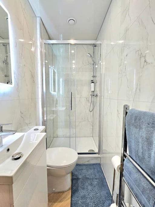 Holiday home Newly Renovated Gem - Free Parking & Modern Comfort *
