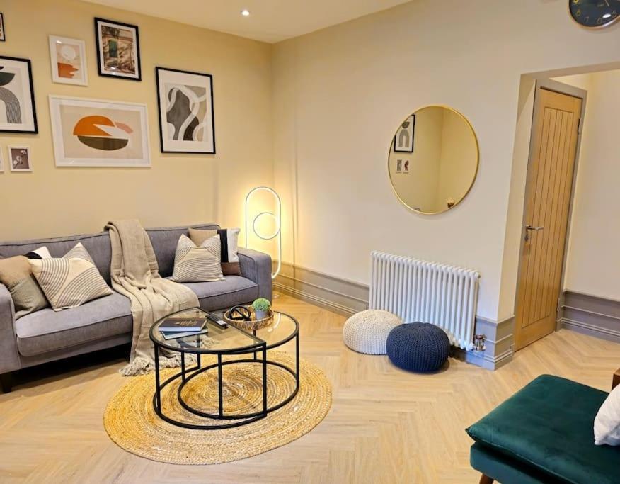 Newly Renovated Gem - Free Parking & Modern Comfort Glasgow