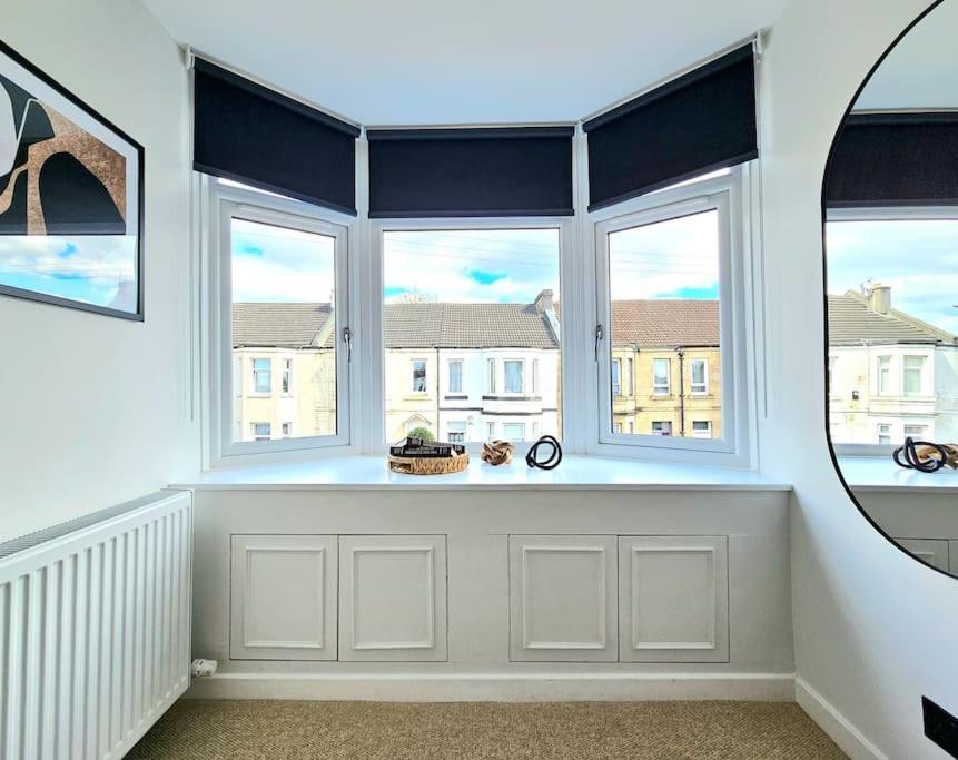 Newly Renovated Gem - Free Parking & Modern Comfort Holiday home