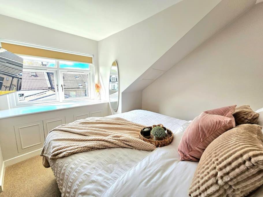 Newly Renovated Gem - Free Parking & Modern Comfort Holiday home