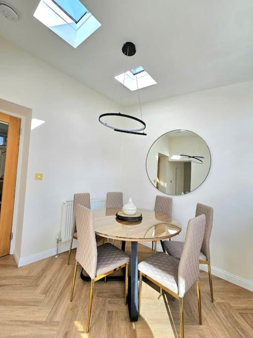 Newly Renovated Gem - Free Parking & Modern Comfort Glasgow