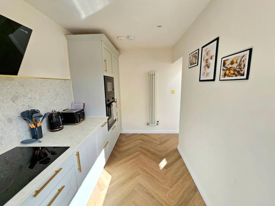 Newly Renovated Gem - Free Parking & Modern Comfort Holiday home *
