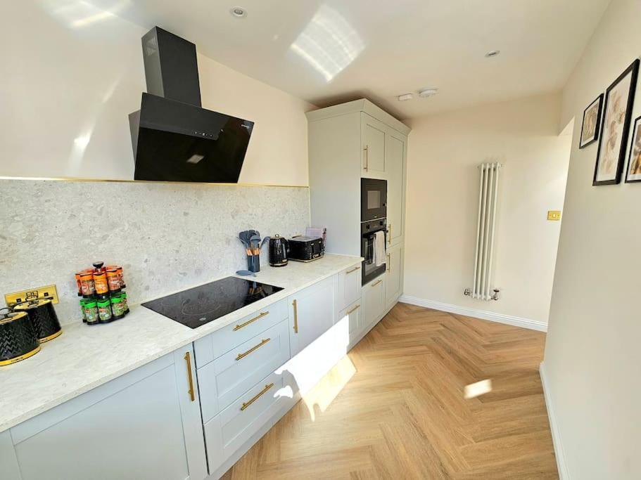 Newly Renovated Gem - Free Parking & Modern Comfort Holiday home Glasgow