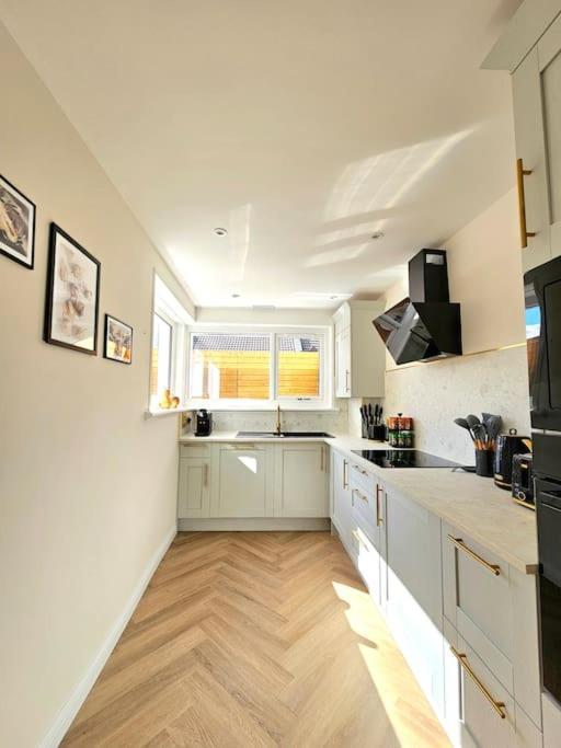 Newly Renovated Gem - Free Parking & Modern Comfort Glasgow
