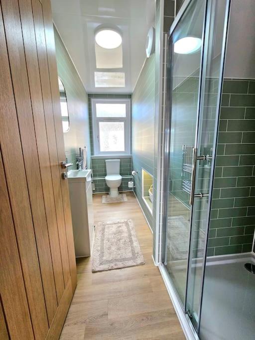 Newly Renovated Gem - Free Parking & Modern Comfort * Glasgow